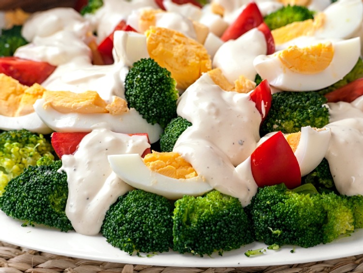 Jajko w zieleni – letnie posiłki z warzywami